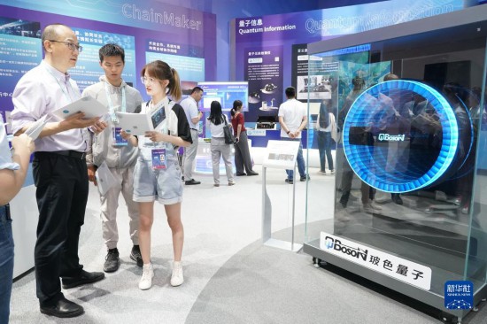 这是2023年5月26日在北京中关村国家自主创新示范区展示中心拍摄的100量子比特相干光量子计算机（模型）。 新华社记者 任超 摄