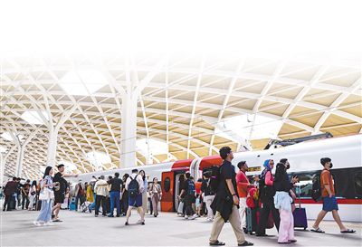 在中印尼共建“一带一路”合作旗舰项目雅万高铁雅加达哈利姆站，乘客来来往往。  　　新华社记者 徐 钦摄