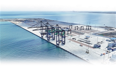 阿布基尔集装箱码头项目。该项目位于埃及第二大城市亚历山大以东30公里的阿布基尔港内，由中国港湾工程有限责任公司总承包。  　　史筱迪摄